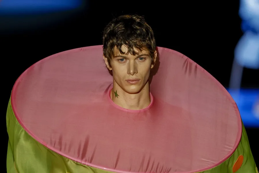 Una modelo muestra una creación de la diseñadora Agatha Ruiz de la Prada durante la presentación de su colección hoy en Madrid