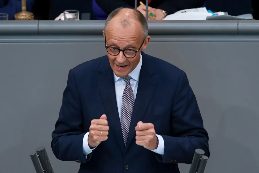 Alemania da un giro y apoya ahora el uso de los activos rusos congelados para Ucrania. En la imagen, El canciller alemán, Friedrich Merz, durante una sesión en el Bundestag en Berlín, Alemania, este miércoles. EFE/EPA/CLEMENS BILAN