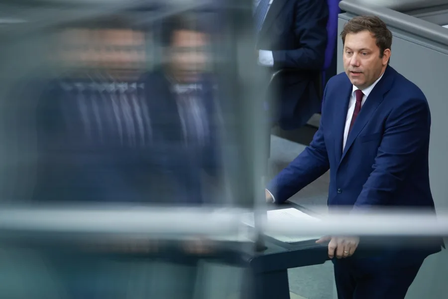Alemania pide aprovechar el mayor mercado interior del mundo para que Europa vuelva a contar. En la imagen, El ministro alemán de Finanzas, Lars Klingbeil, durante una sesión del Bundestag en Berlín, Alemania, este martes. EFE/EPA/CLEMENS BILAN