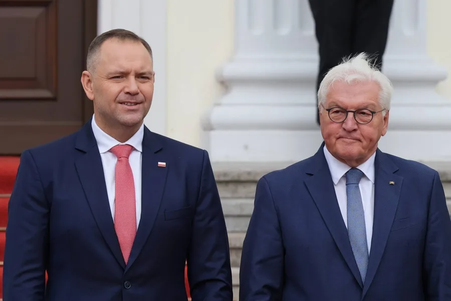 Alemania reitera al presidente polaco la negativa sobre reparaciones por la II Guerra Mundial. En la imagen, El presidente alemán, Frank-Walter Steinmeier (d), recibe a su homólogo polaco Karol Nawrocki (i) este martes en Berlín, Alemania. EFE/EPA/PAWEL SUPERNAK