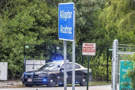 La Corte Federal de Apelaciones suspende la orden para desmantelar la prisión 'Alligator Alcatraz' en Florida