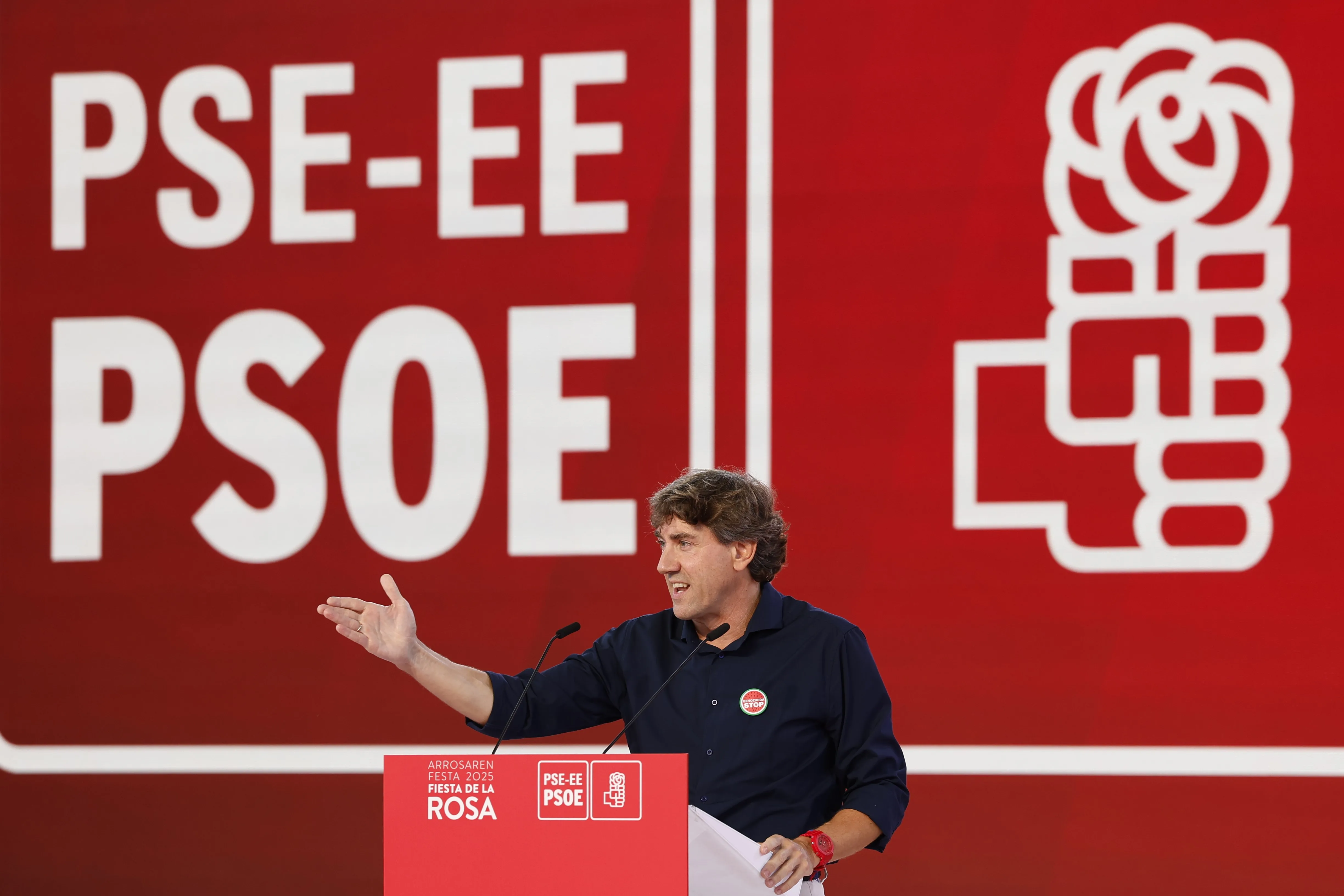 DURANGO (BIZKAIA).- El secretario general del PSE-EE, Eneko Andueza, interviene en la Fiesta de la Rosa organizada por los socialistas vascos en Durango (Bizkaia). EFE/ Miguel Toña