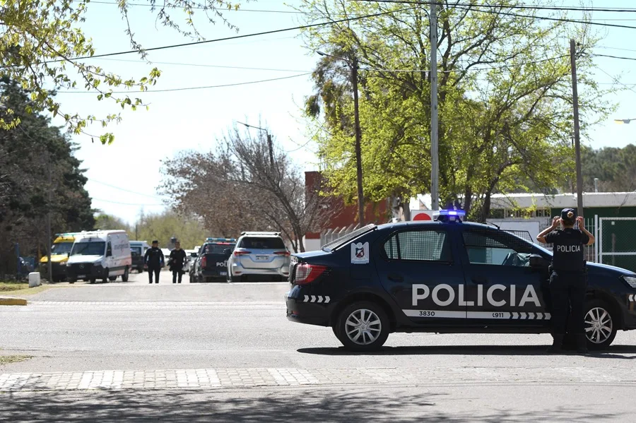 Una adolescente en Argentina dispara con un arma y se atrinchera en un colegio de Mendoza