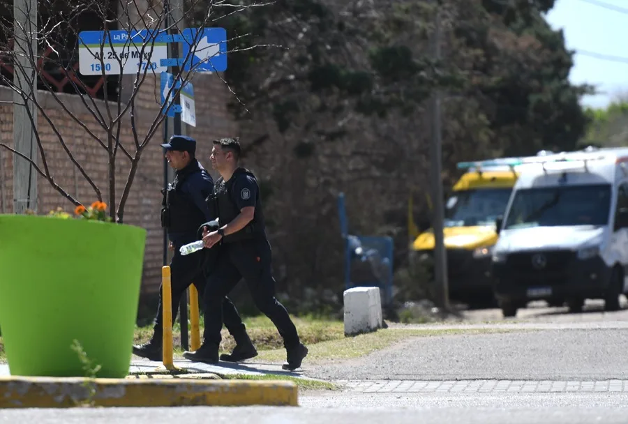 Una adolescente en Argentina dispara con un arma y se atrinchera en un colegio de Mendoza