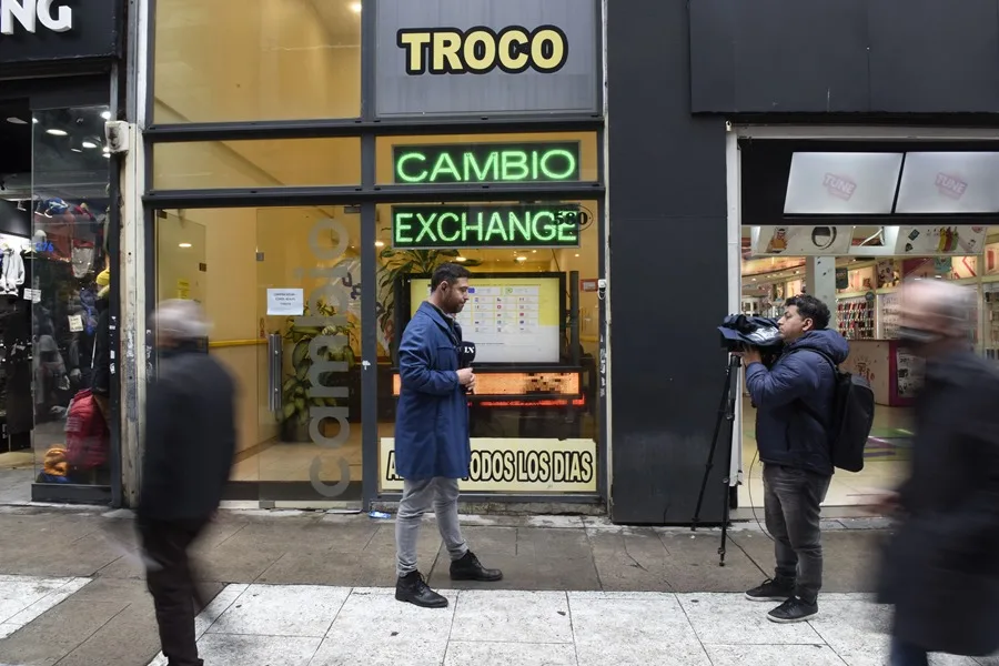 La presión cambiaria no cede en Argentina y el dólar toca un nuevo valor récord