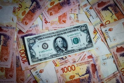 El Tesoro de Argentina intervendrá en el mercado cambiario, tras el nuevo récord del precio del dólar