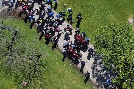 Las víctimas del triple feminicidio en Argentina son enterradas mientras la investigación avanza