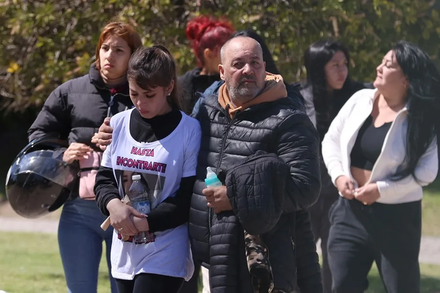 Las víctimas del triple feminicidio en Argentina son enterradas mientras la investigación avanza