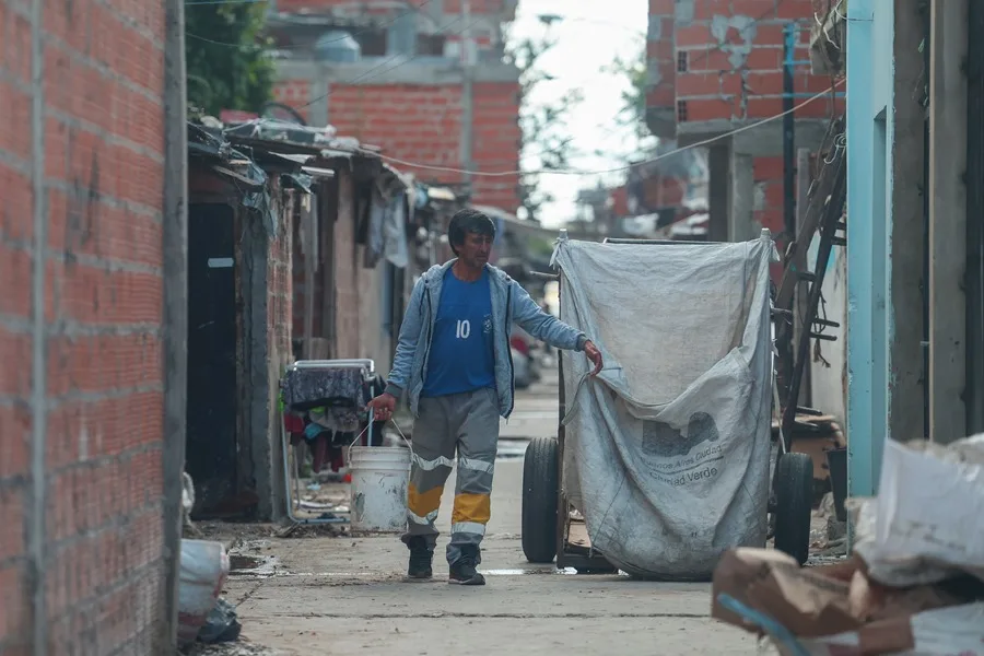 La pobreza urbana en Argentina baja al 31,6 % en el primer semestre de 2025