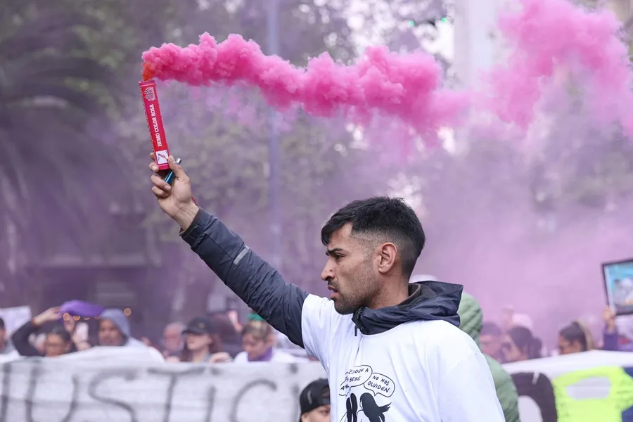 Miles de personas marchan en Argentina para exigir justicia para las víctimas de un triple feminicidio