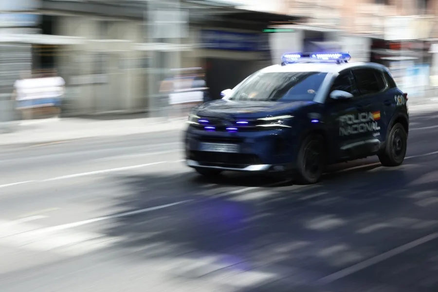 Atrincherado un hombre que amenaza con causar una explosión en la Gran Vía de Madrid