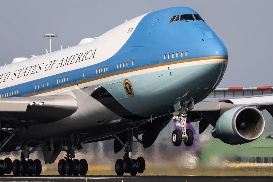 Un piloto es reprendido en EE.UU. por volar cerca del Air Force One: "Presta atención, deja el iPad"