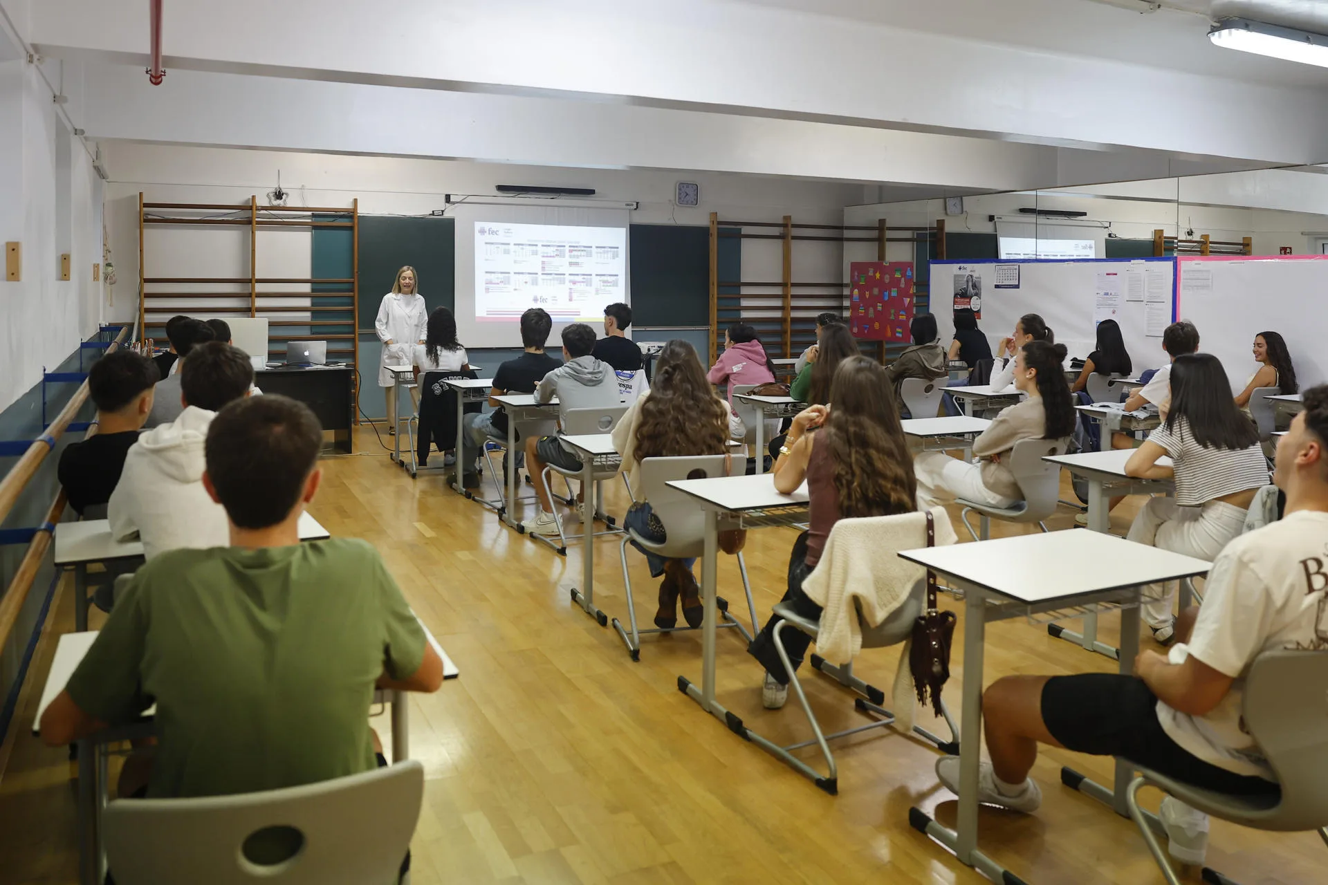 Ayuso pedirá que jubilados y universitarios puedan dar clase de matemáticas en los colegios ante el déficit de profesores