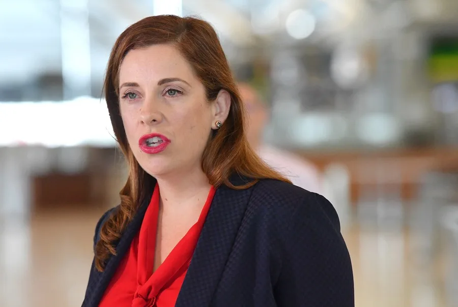 Fotografía de archivo de la ministra de Comunicaciones australiana, Anika Wells, durante una rueda de prensa en el Aeropuerto Internacional de Brisbane, en Brisbane (Australia). EFE/EPA/DARREN