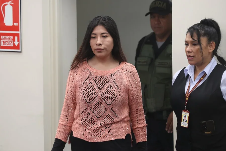 La ex primera ministra de Perú Betssy Chávez, en huelga de hambre, es trasladada a un hospital