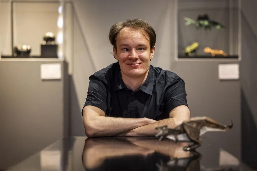 El artista alemán Bodo Haag en la Escuela Museo de Origami de Zaragoza.