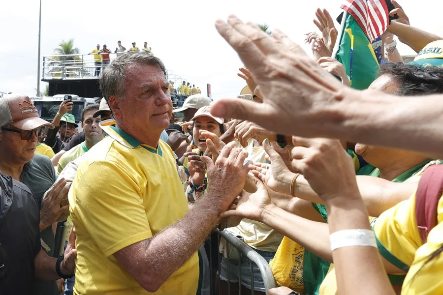 ¿Quién es Jair Bolsonaro, el "mito" de la extrema derecha de Brasil condenado por la Justicia?