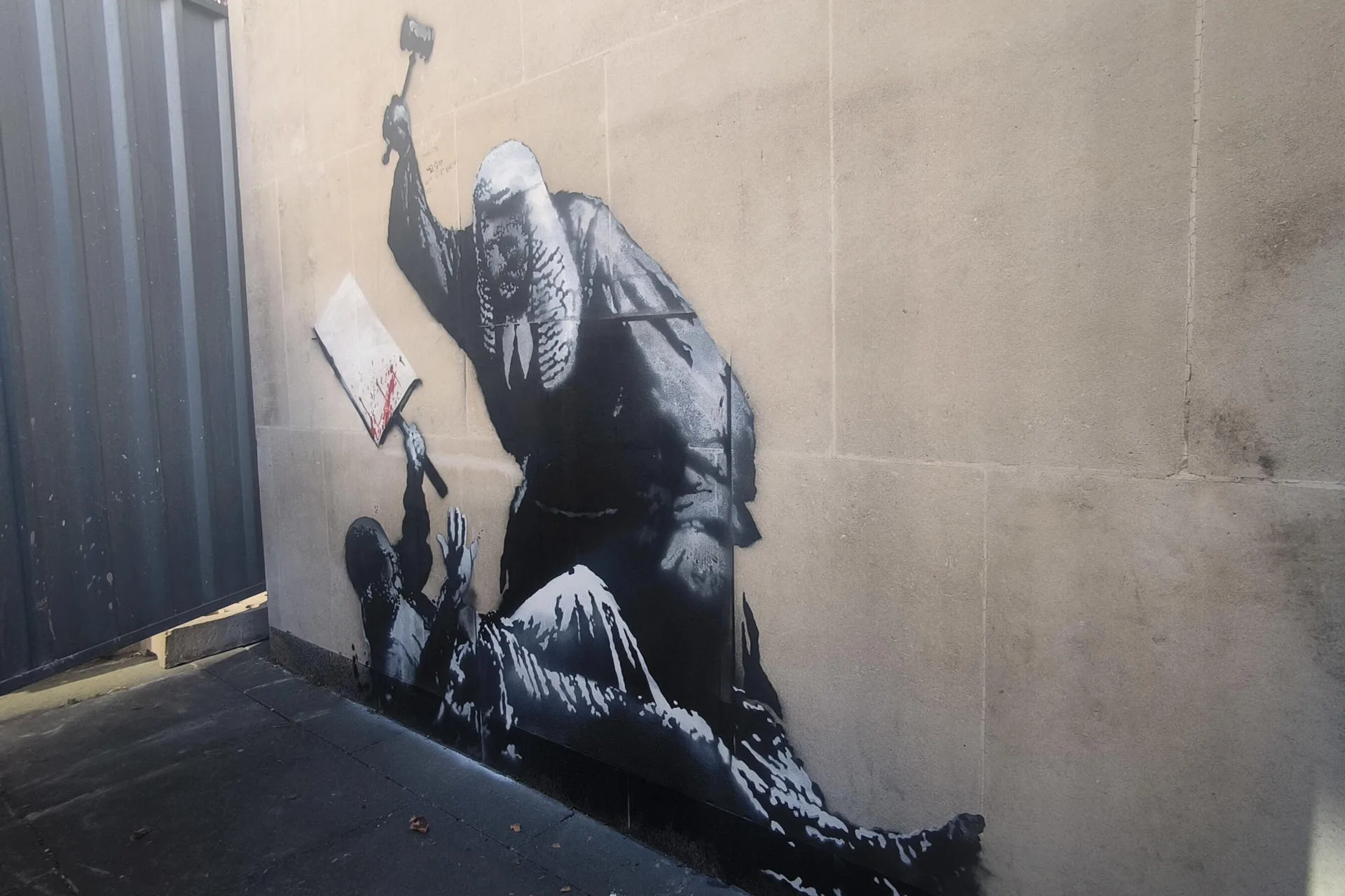 Borran el mural que Banksy pintó en la fachada del Tribunal Superior de Londres