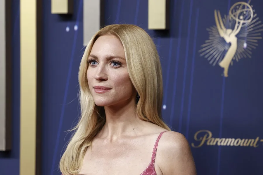 Premios Emmy 2025: los artistas y celebridades llegan a la alfombra roja