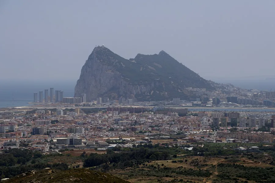 Bruselas admite que no puede exigir la protección ambiental en Gibraltar hasta el futuro tratado. En la imagen,Vista del Peñón de Gibraltar el pasado 11 de junio. EFE/A. Carrasco Ragel