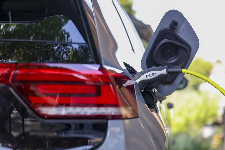 Bruselas creará una categoría para pequeños coches eléctricos "Made in Europe". En la imagen, Un coche eléctrico en un punto de recarga en Essen, Alemania. EFE/EPA/CHRISTOPHER NEUNDORF / Archivo