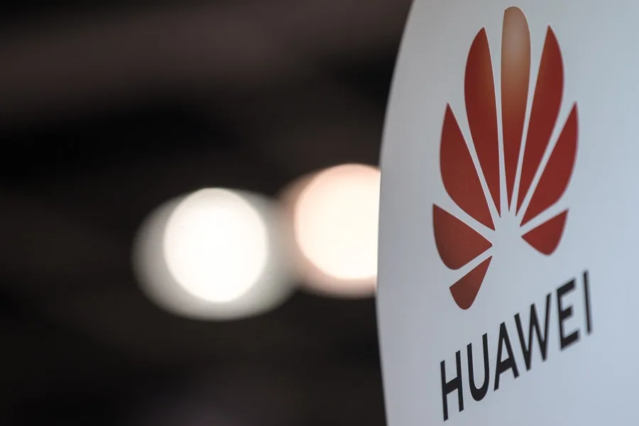 Bruselas: el contrato entre España y Huawei "puede aumentar el riesgo de injerencia extranjera". En la imagen, Detalle del logo de Huawei en una imagen de archivo. EFE/EPA/Jerome Favre