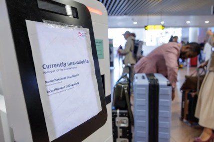 Bruselas pide aplicar una directiva de ciberseguridad para evitar ataques como contra aeropuertos. En la imagen, Un cartel de "Actualmente no disponible" en el aeropuerto de Bruselas (Bélgica), donde decenas de vuelos fueron cancelados tras un ciberataque. EFE/EPA/OLIVIER MATTHYS