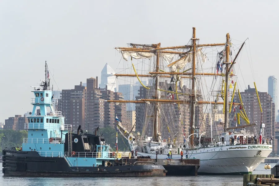 El buque escuela mexicano Cuauhtémoc reanuda sus operaciones tras chocar con el puente de Brooklyn