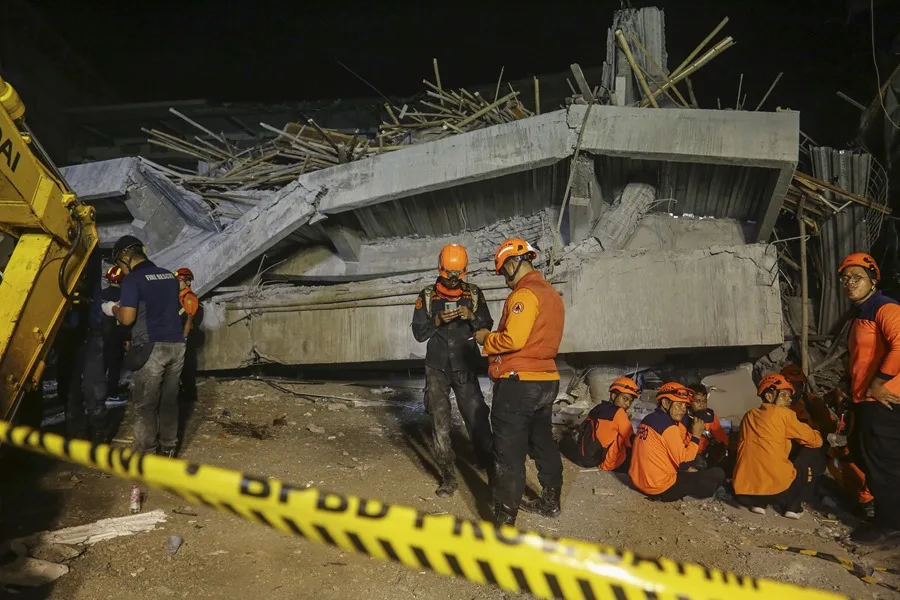 Al menos una persona fallecida y 99 rescatadas tras el colapso de un internado en Indonesia