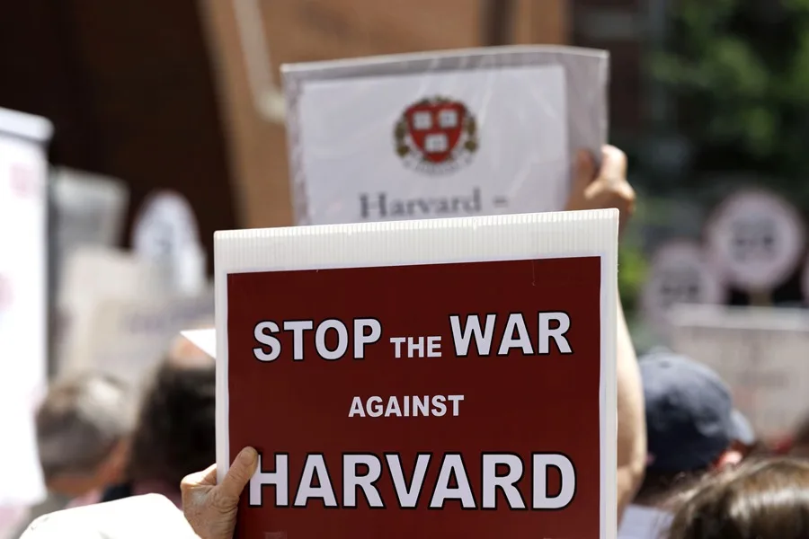 Fotografía de archivo de miembros del grupo de antiguos alumnos de Harvard «Crimson Courage» manifestándose frente al Tribunal Federal John Joseph Moakley en Boston, Massachusetts, EE.UU. EFE/EPA/CJ GUNTHER