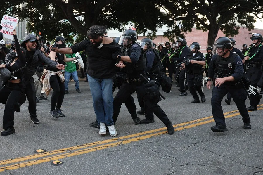 Fotografía de archivo de la policía deteniendo a un manifestante durante una protesta contra las recientes redadas del ICE en Los Ángeles, California, EE. UU. EFE/EPA/ALLISON DINNER