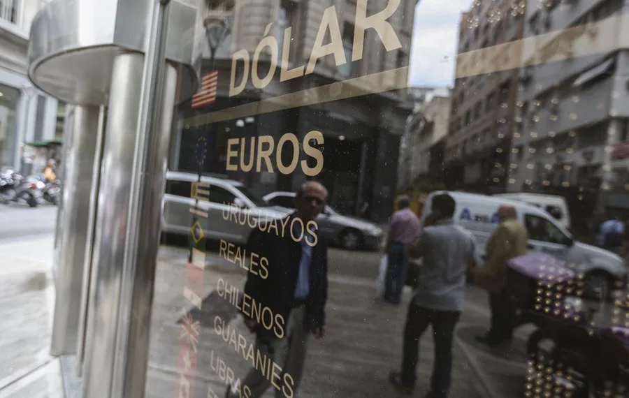 Argentina vuelve a imponer una de las restricciones del 'cepo' cambiario