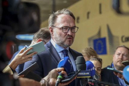 Comisario europeo de Energía: "Necesitamos importar más gas desde Estados Unidos". En la imagen, El comisario europeo de Energía, Dan Jorgensen, hace declaraciones a la prensa tras reunirse con el secretario de Estado de Energía de EE.UU., Chris Wright, este jueves. EFE/Pablo Garrigós