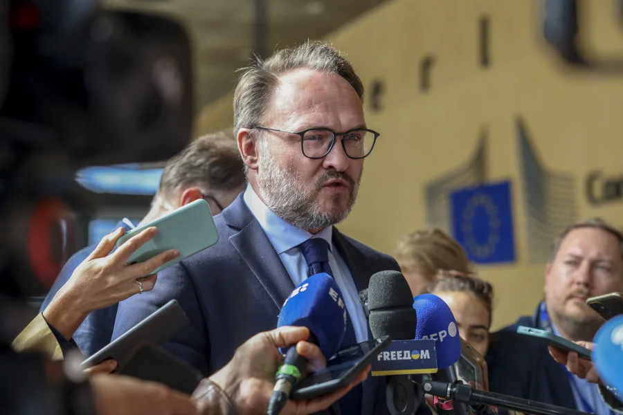 Comisario europeo de Energía: "Necesitamos importar más gas desde Estados Unidos". En la imagen, El comisario europeo de Energía, Dan Jorgensen, hace declaraciones a la prensa tras reunirse con el secretario de Estado de Energía de EE.UU., Chris Wright, este jueves. EFE/Pablo Garrigós