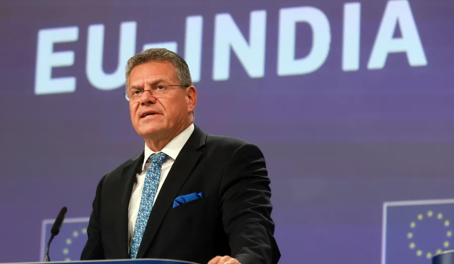 La Comisión Europea busca impulsar la relación comercial y la cooperación en defensa entre India y la UE. En la imagen, El comisario europeo de Comercio, Maros Sefcovic, durante una rueda de prensa este martes en Bruselas, Bélgica. EFE/EPA/OLIVIER HOSLET