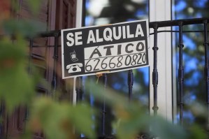 Consejo de Europa pide limitar los alquileres por el problema del acceso a la vivienda. En la imagen, Vista de un cartel de alquiler de una vivienda en Madrid en una imagen de archivo. EFE/ Fernando Alvarado