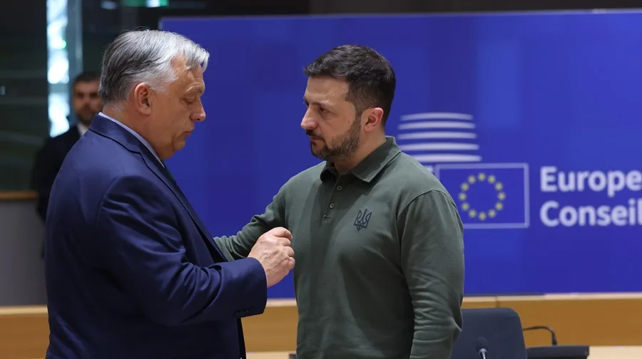 Crece la tensión entre Ucrania y Hungría: Zelenski denuncia la violación del espacio aéreo ucraniano. En la imagen, El primer ministro húngaro, Viktor Orbán (i), y el presidente ucraniano, Volodímir Zelenski (d), durante una cumbre europea en Bruselas, Bélgica, en una imagen de archivo. EFE/EPA/OLIVIER HOSLET / POOL