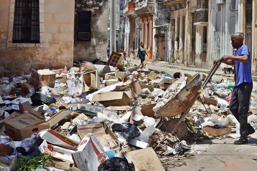 Desesperanza entre apagones, basura y falta de agua: el día a día del centro de La Habana