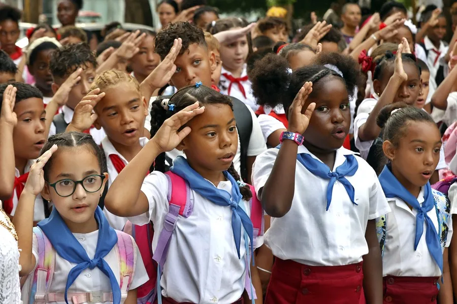 La falta de profesores y uniformes marca el inicio del nuevo curso escolar en Cuba
