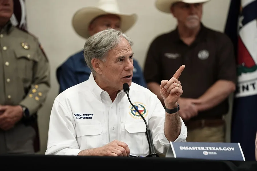 Fotografía de archivo del gobernador de Texas, Greg Abbott, en una rueda de prensa en Kerrville, Texas, EE. UU. EFE/EPA/DUSTIN SAFRANEK