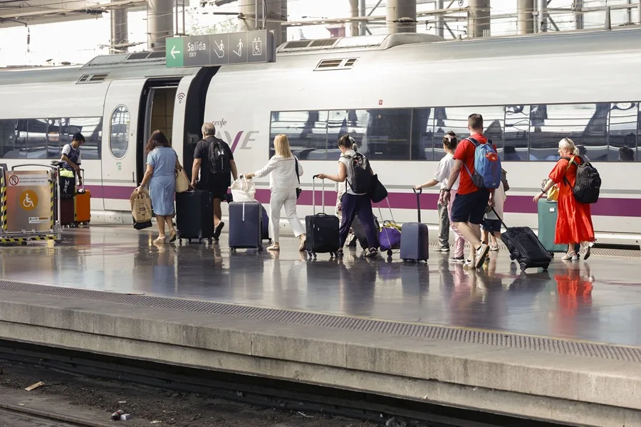 Detenida la alta velocidad Madrid-Barcelona por un incendio cercano a las vías en Zaragoza