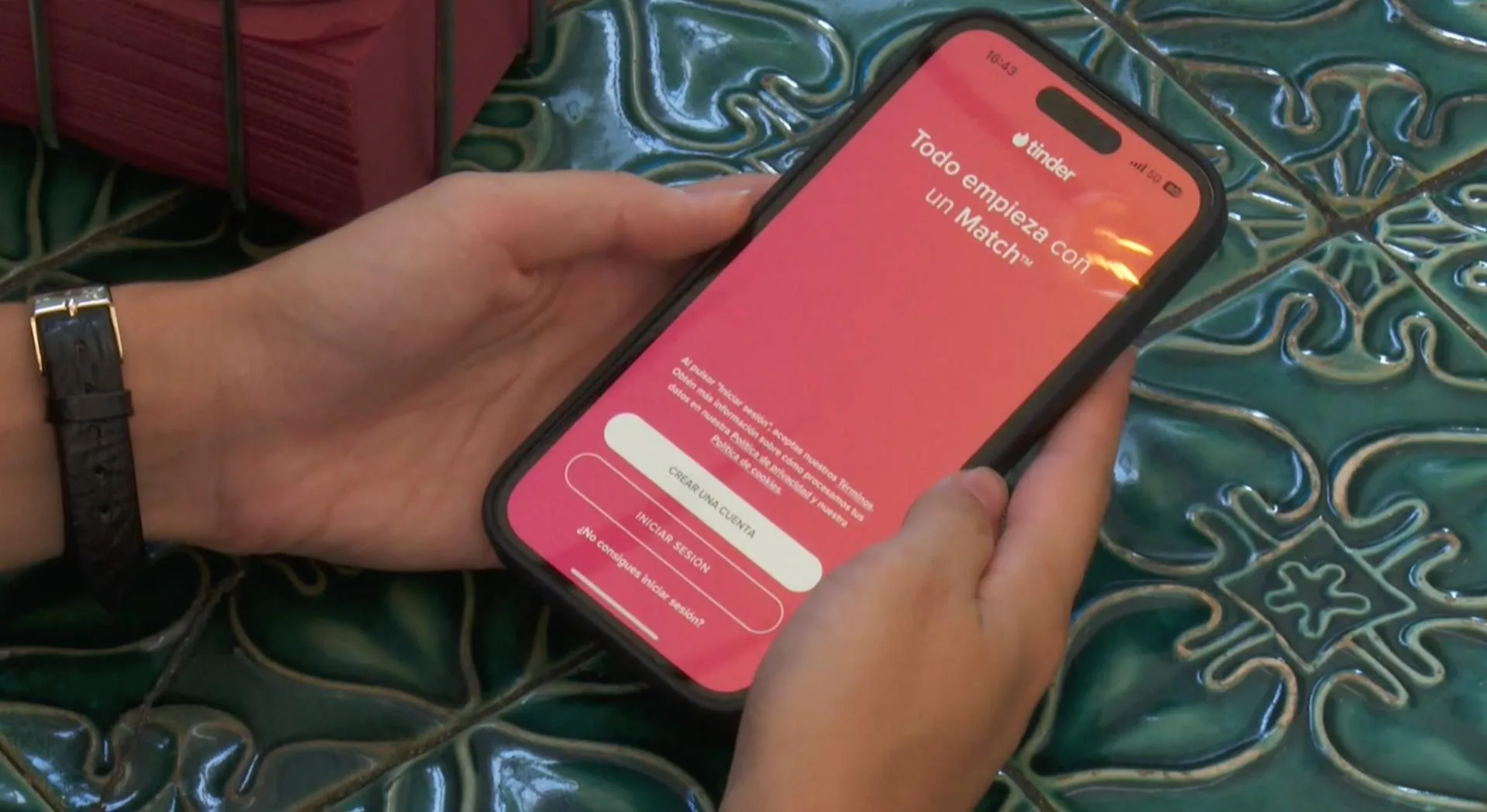 Detienen en Georgia a conocido estafador de Tinder que inspiró una película de Netflix