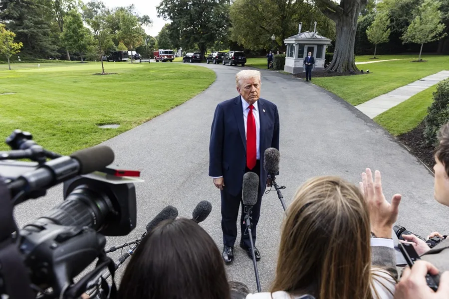 Trump aplaude "el gran trabajo" del jefe del FBI ante las críticas por el caso del asesinato de Charlie Kirk