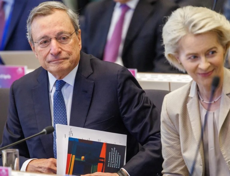 Draghi: No es realista alejarse del mercado de EEUU a corto plazo, pero Mercosur da alivio. En la imagen, El exprimer ministro italiano Mario Draghi (i) y la presidenta de la Comisión Europea, Ursula von der Leyen (d), este martes en Bruselas, Bélgica. EFE/EPA/OLIVIER MATTHYS