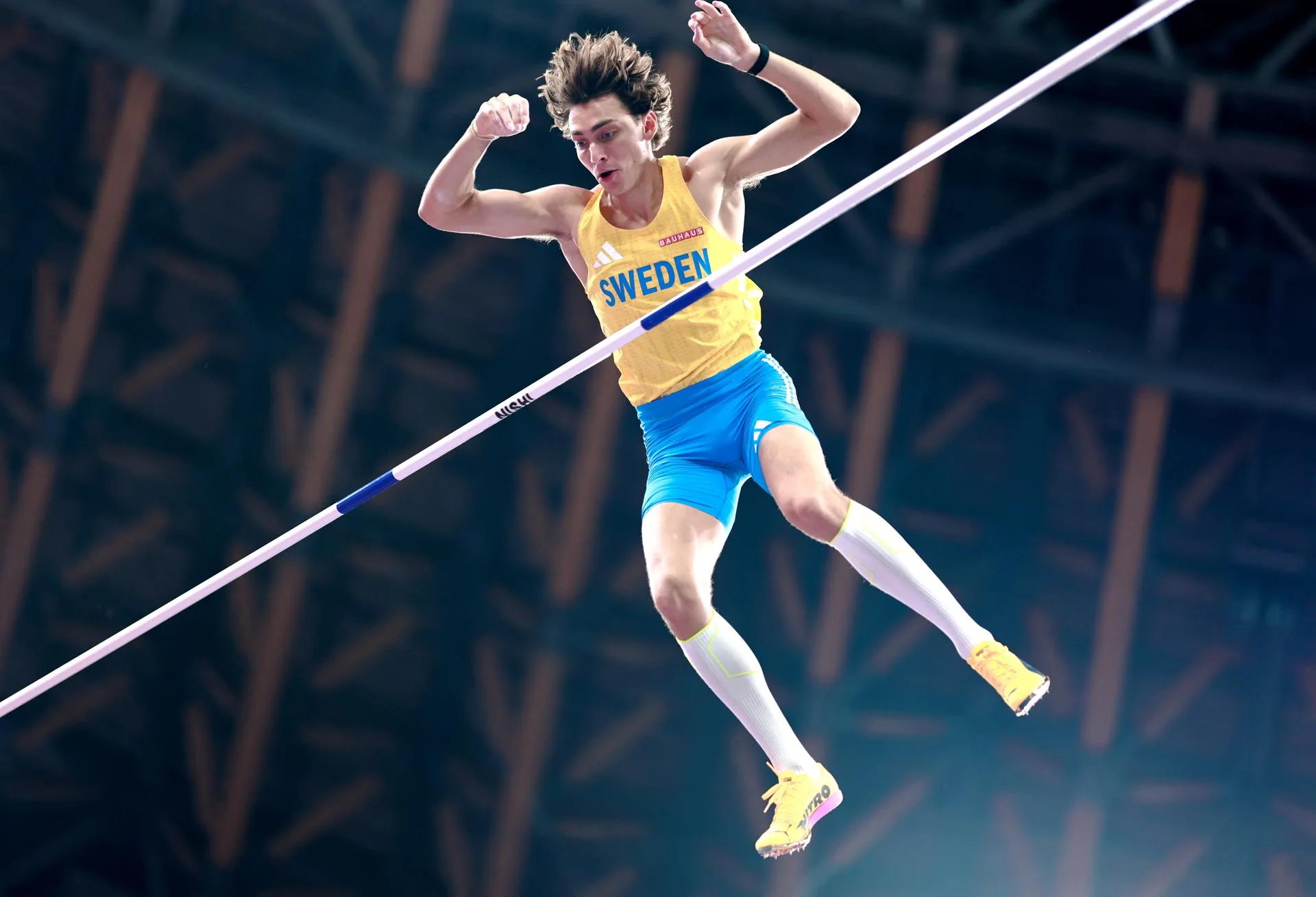 Duplantis logra la medalla de oro en salto con pértiga y bate el récord mundial con una marca de 6,3 metros