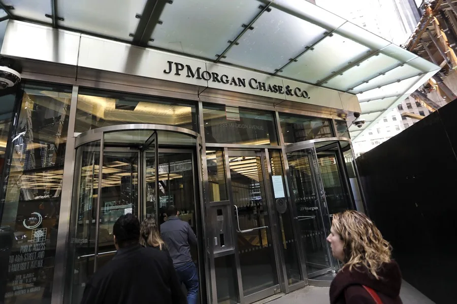 Fotografía de archivo de personas entrando en la sede de JPMorgan Chase en Park Avenue, Nueva York, Estados Unidos. EFE/EPA/Peter Foley