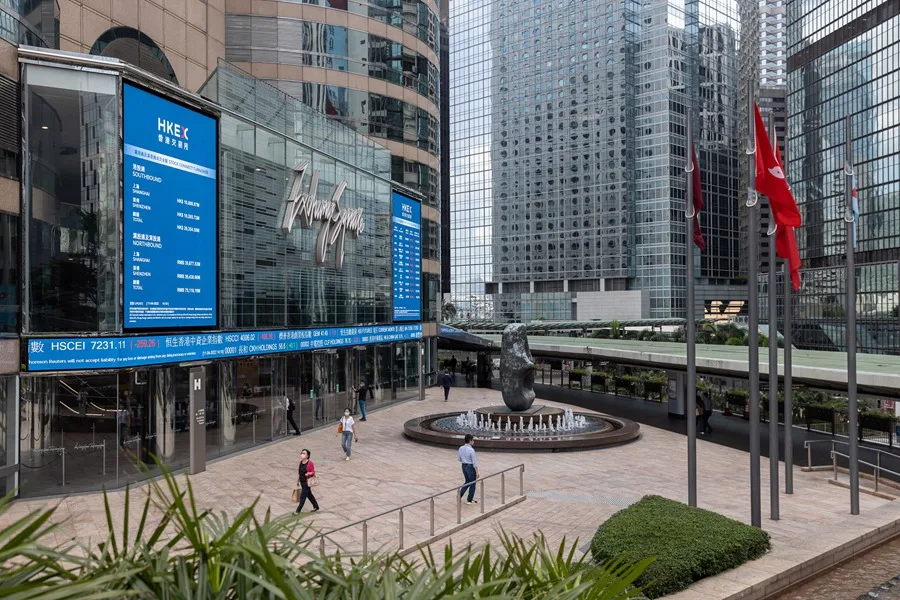 Fotografía de archivo de personas en la Exchange Square, el edificio que alberga la bolsa de Hong Kong, China. EFE/EPA/JEROME FAVRE