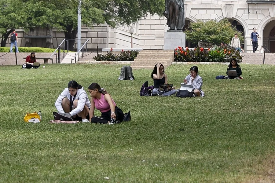 Fotografía de archivo de estudiantes en el césped de la Universidad de Texas en Austin, en Austin, Texas, EE. UU. EFE/EPA/ADAM DAVIS