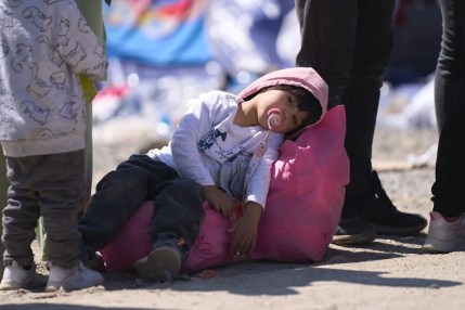 Fotografía de archivo de un niño descansando sobre una bolsa mientras es procesado por la Patrulla Fronteriza de Estados Unidos entre las dos vallas fronterizas en la frontera sur de Estados Unidos con México, en San Diego, California, EE. UU. EFE/EPA/ALLISON DINNER