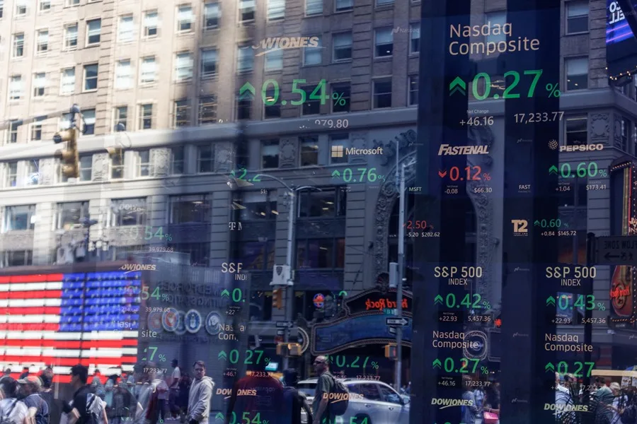Fotografía de archivo de los precios de las acciones mostrados en una pantalla visible a través de la ventana del Nasdaq MarketSite en Nueva York, Estados Unidos. EFE/EPA/SARAH YENESEL
